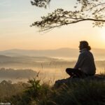 Momento sereno de oração e reflexão ao amanhecer, com uma atmosfera calma e pacífica.