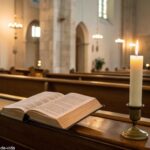 Interior sereno de uma igreja com uma Bíblia aberta em um banco de madeira e uma vela acesa, criando uma atmosfera de oração pacífica e reflexiva.
