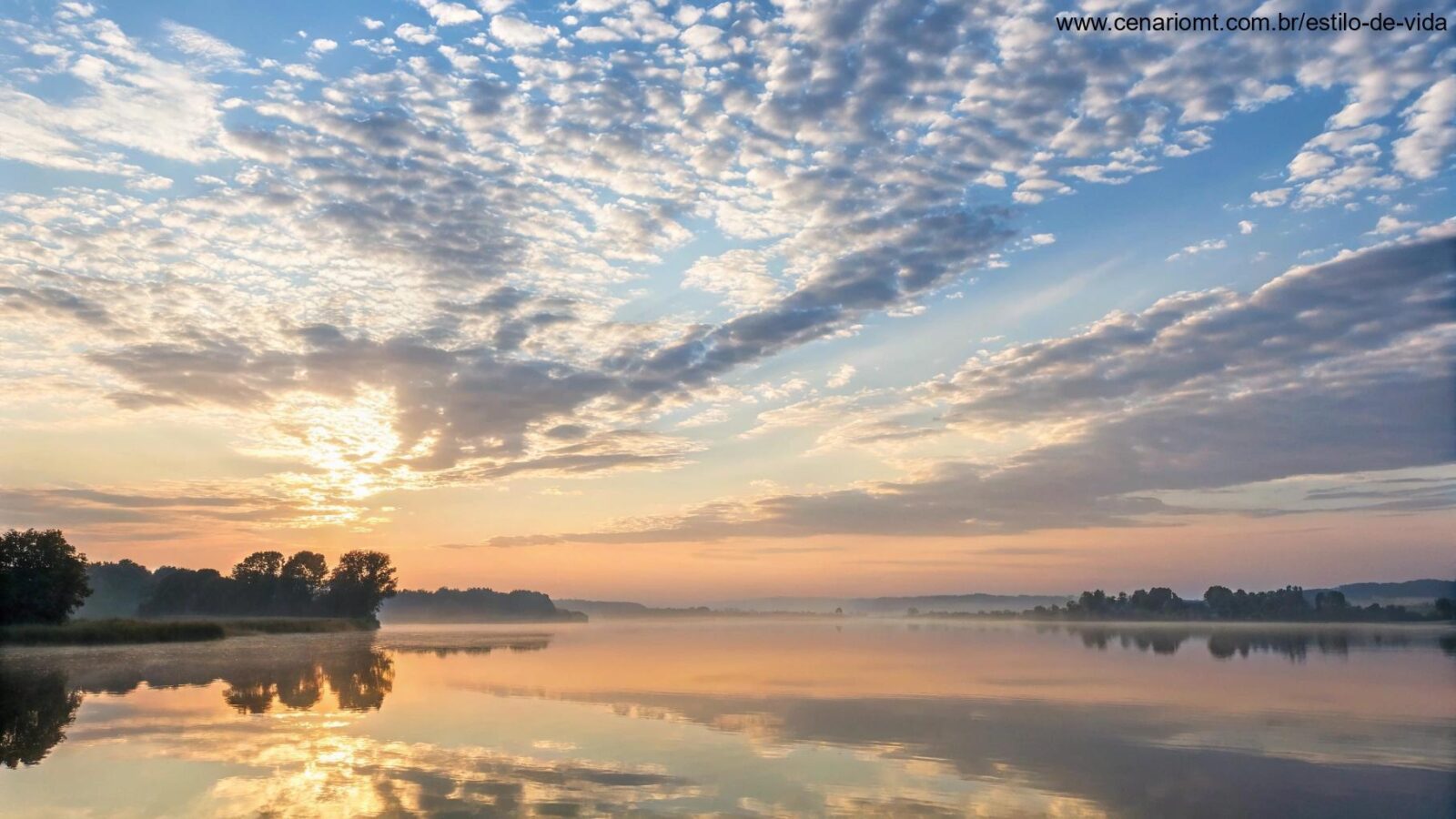 Céu sereno de manhã com nuvens suaves e luz suave brilhando através, simbolizando paz e reflexão para um novo dia.