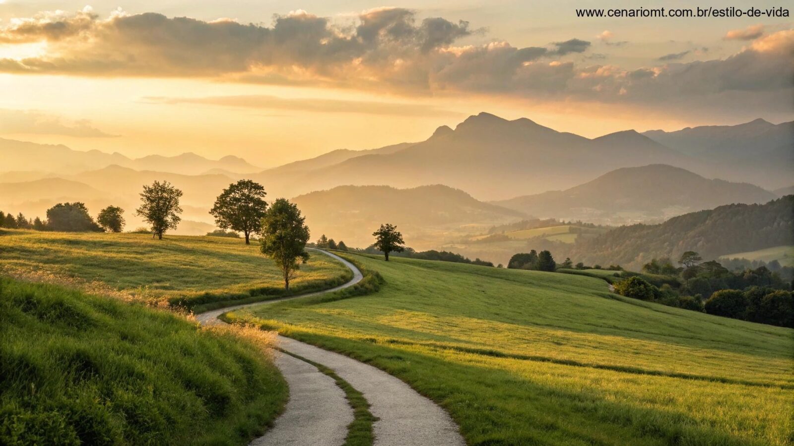 Paisagem serena ao amanhecer com um caminho sinuoso por um campo verde, levando a montanhas distantes sob um céu dourado suave