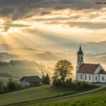 Paisagem com igreja ao amanhecer simbolizando fé renovada e esperança