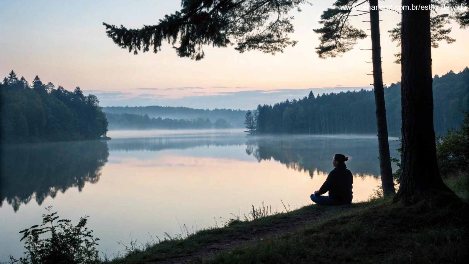 Imagem de um cenário sereno com um lago calmo e uma pessoa meditando ao amanhecer.