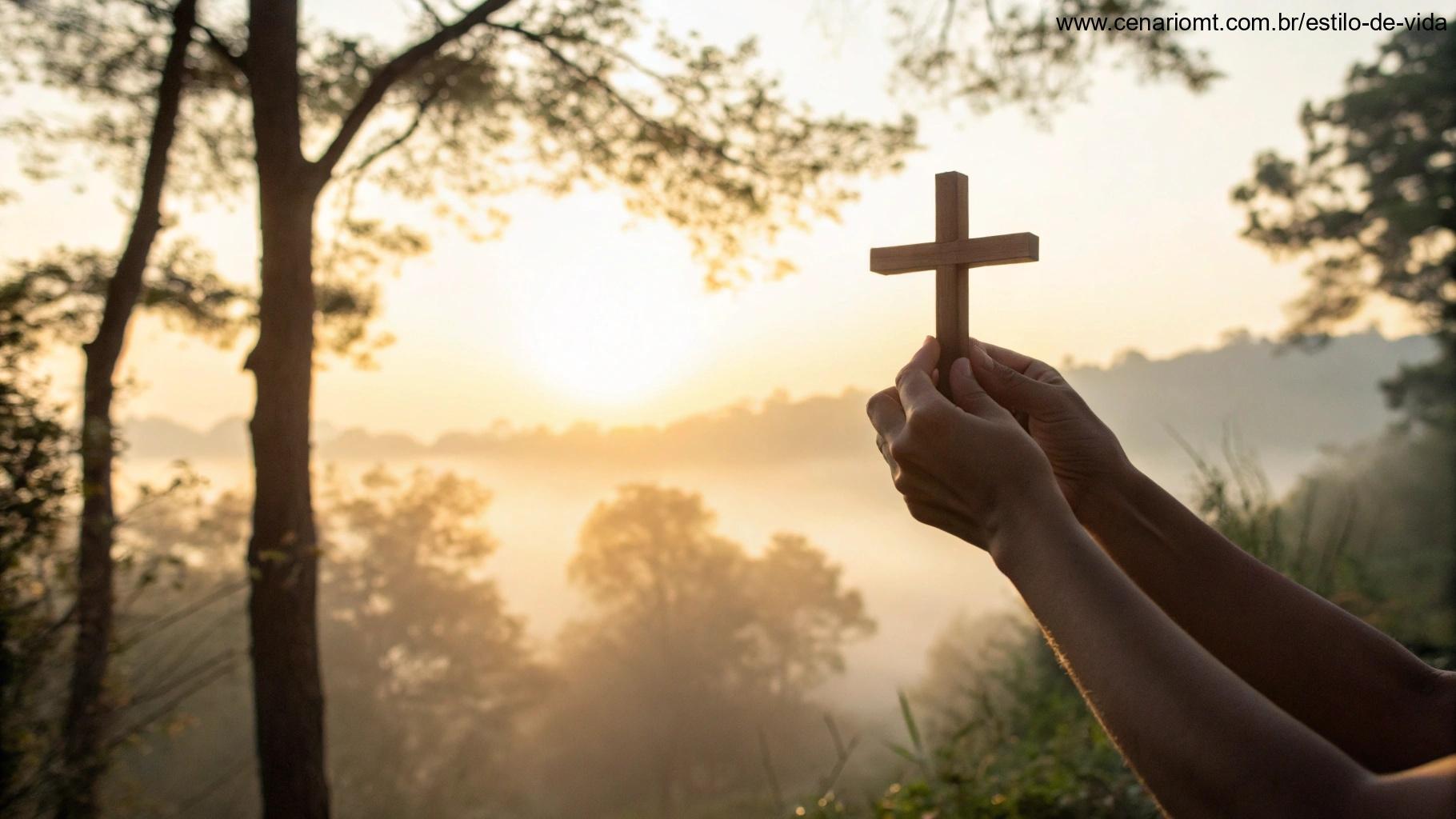 Mãos segurando um crucifixo com luz suave do nascer do sol e névoa entre árvores