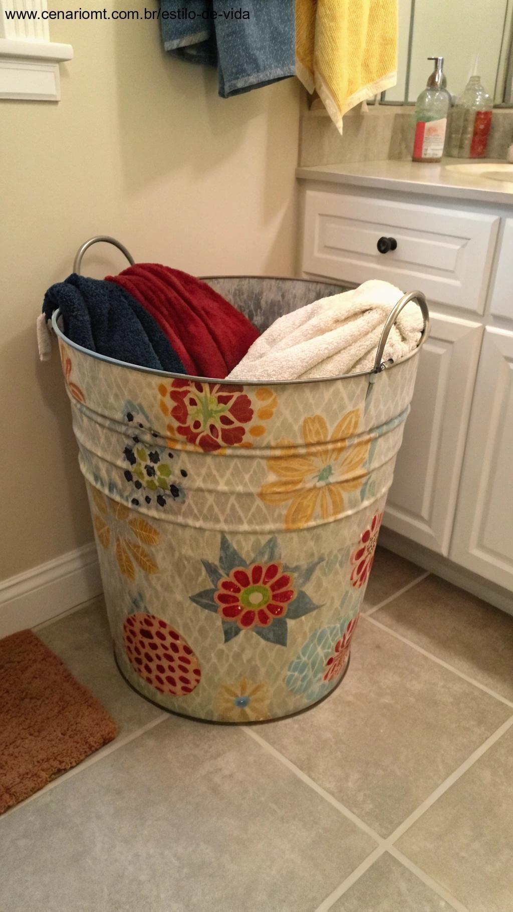 Porta-roupas sujas feito com balde reciclado