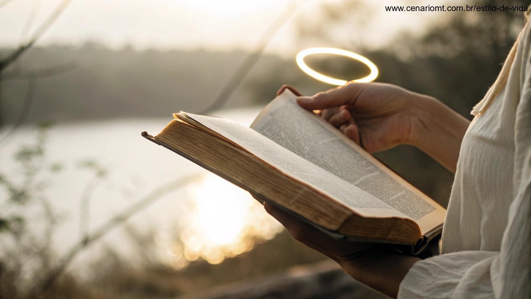 Mão gentil segurando um livro antigo com um leve halo de luz acima