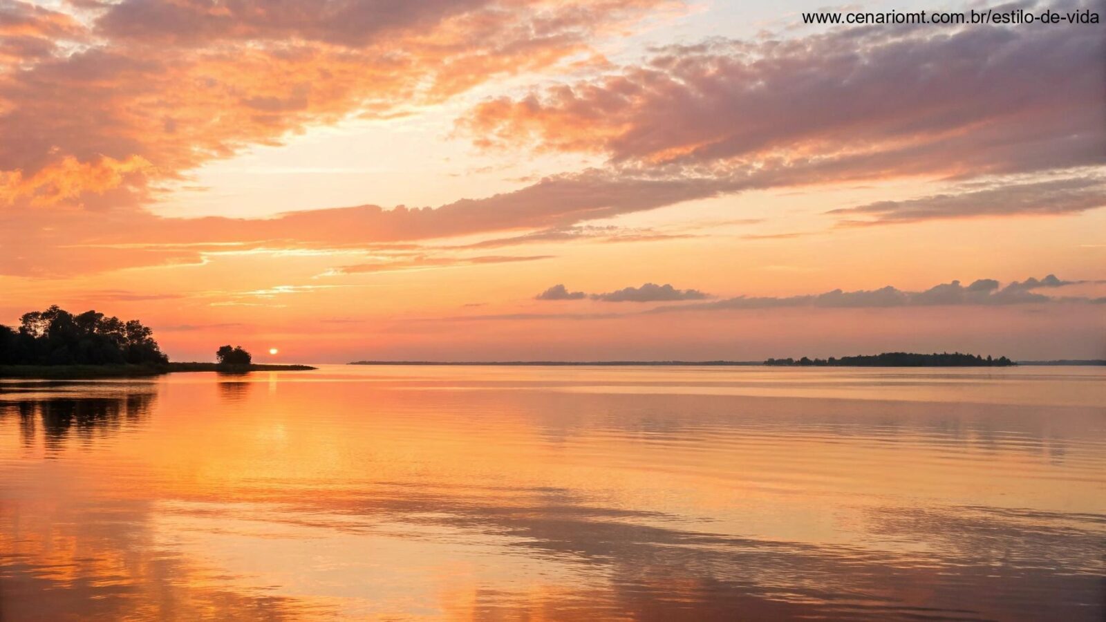 Nascer do sol sereno sobre águas calmas com luz dourada refletindo na superfície
