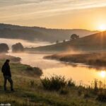Cenário sereno ao amanhecer com pessoa em oração refletindo o Salmo do dia