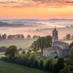 Paisagem com igreja ao amanhecer simbolizando fé e devoção em uma quinta-feira