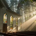 Imagem tranquila de uma igreja serena com luz solar passando pelas janelas de vitrais, simbolizando reflexão e fé.