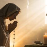 Imagem serena de um santo em oração, com luz dourada suave, símbolos de fé ao fundo, como um terço, vela e cruz.