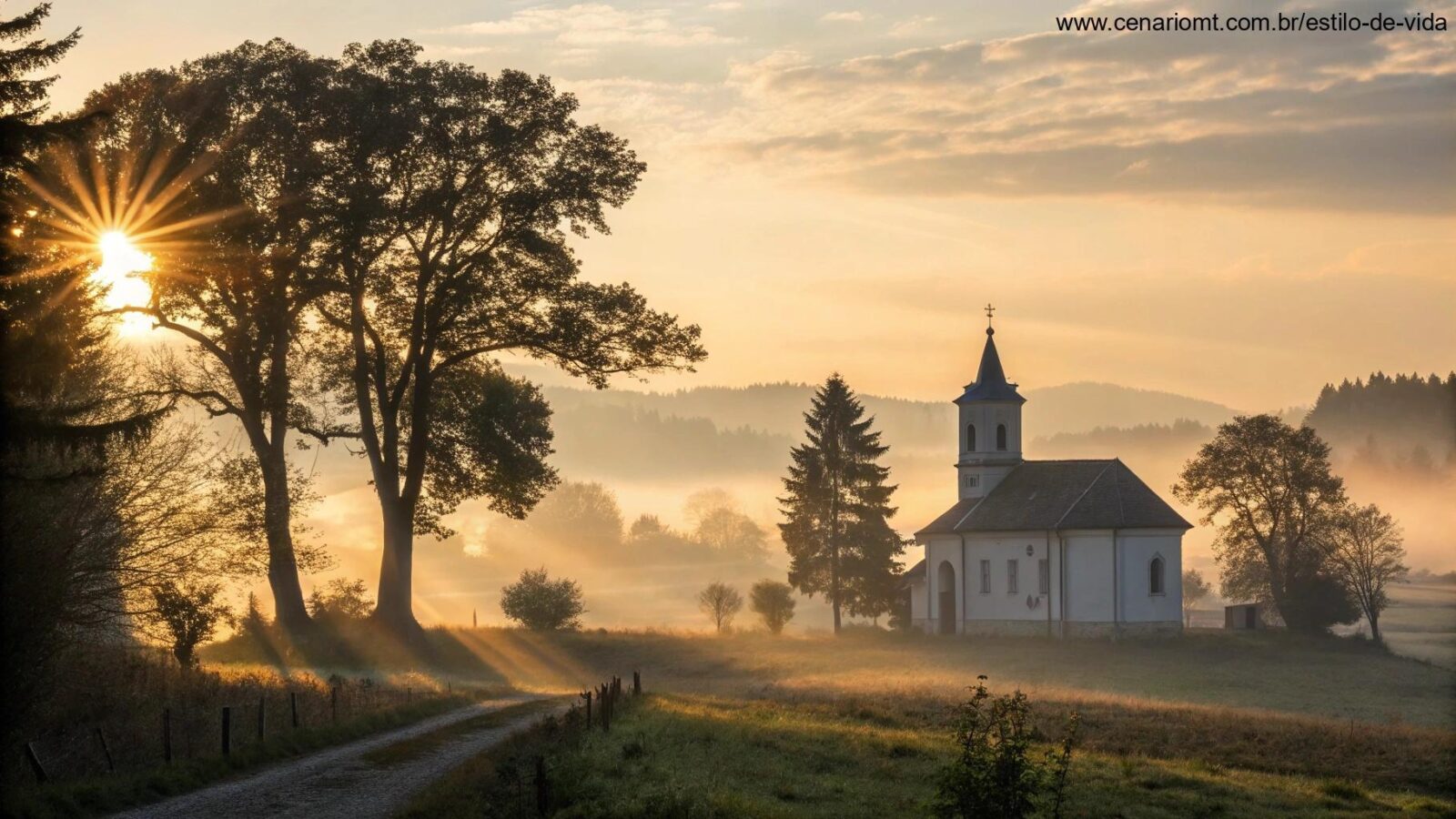 Nascer do sol tranquilo sobre uma pequena igreja no campo, com raios de luz entre as árvores