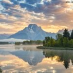 Paisagem serena com amanhecer e lago calmo.