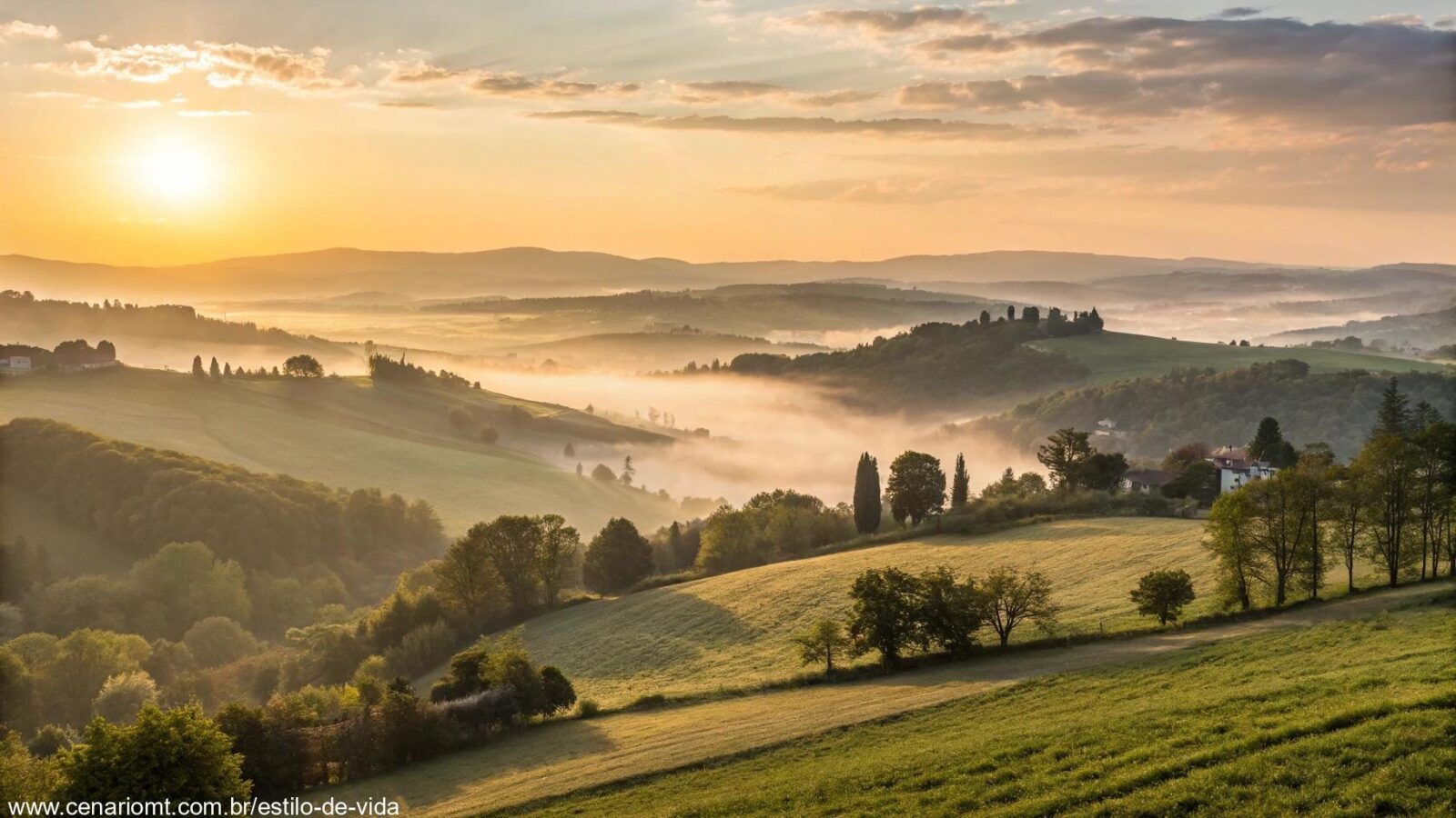 Cena tranquila de amanhecer em uma paisagem rural com névoa leve e luz dourada, simbolizando fé e motivação