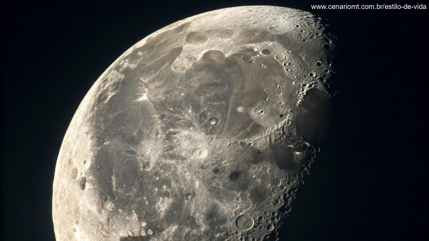 Close-up da lua gibosa minguante mostrando sua parte iluminada e crateras, fundo espacial escuro