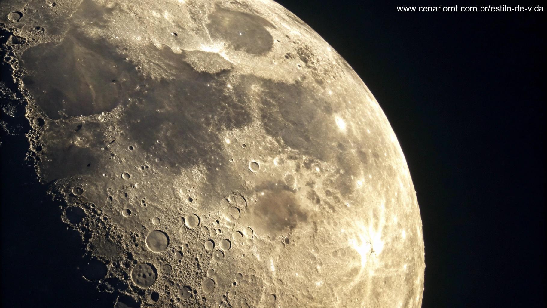 Vista detalhada da Lua gibosa minguante com crateras e superfície texturizada