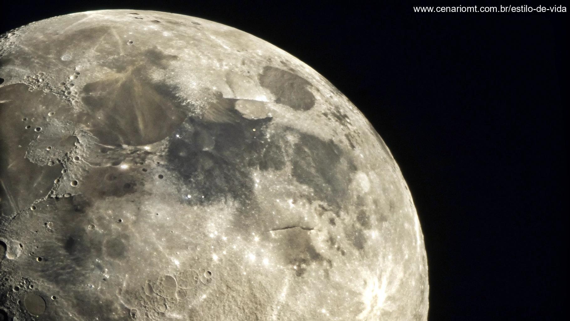 Detalhe da lua gibosa minguante com crateras visíveis, sem texto ou elementos artificiais