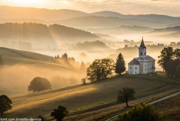 Amanhecer tranquilo sobre uma igreja no campo, representando força e luz de Deus