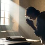 Imagem representando a reflexão e oração do Evangelho do Dia, com uma pessoa rezando em um ambiente tranquilo.