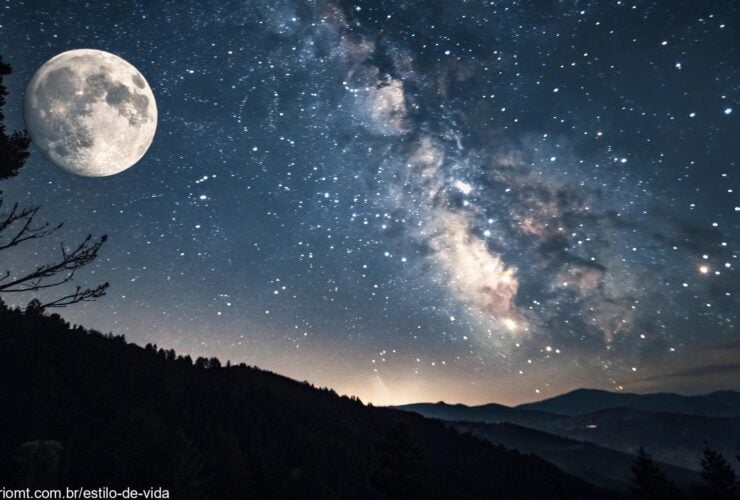 Céu noturno com a lua na fase gibosa minguante, estrelas fracas e poeira cósmica