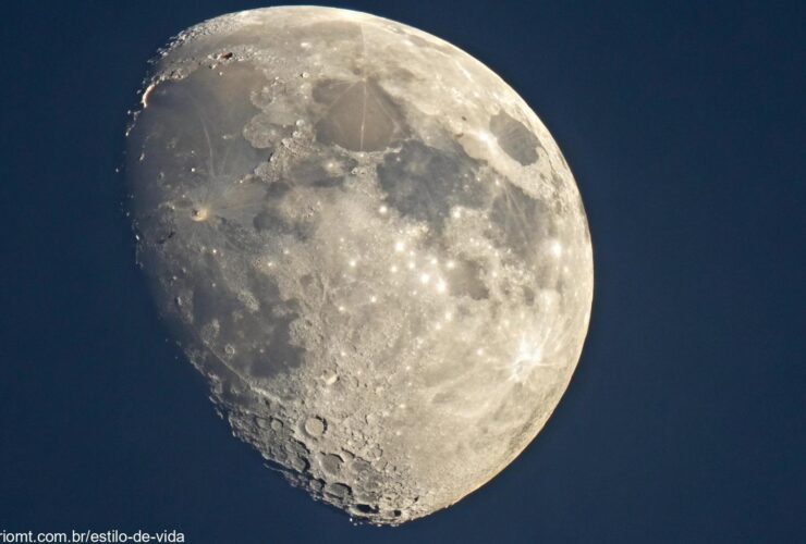 Fase da Lua Hoje, Quinta-Feira, 15 de Maio de 2025: visual da Gibosa Minguante com detalhes astronômicos