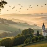 Amanhecer tranquilo iluminando uma igreja campestre para uma mensagem de bom dia religiosa