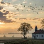 Amanhecer sereno sobre uma capela no campo, simbolizando fé e esperança