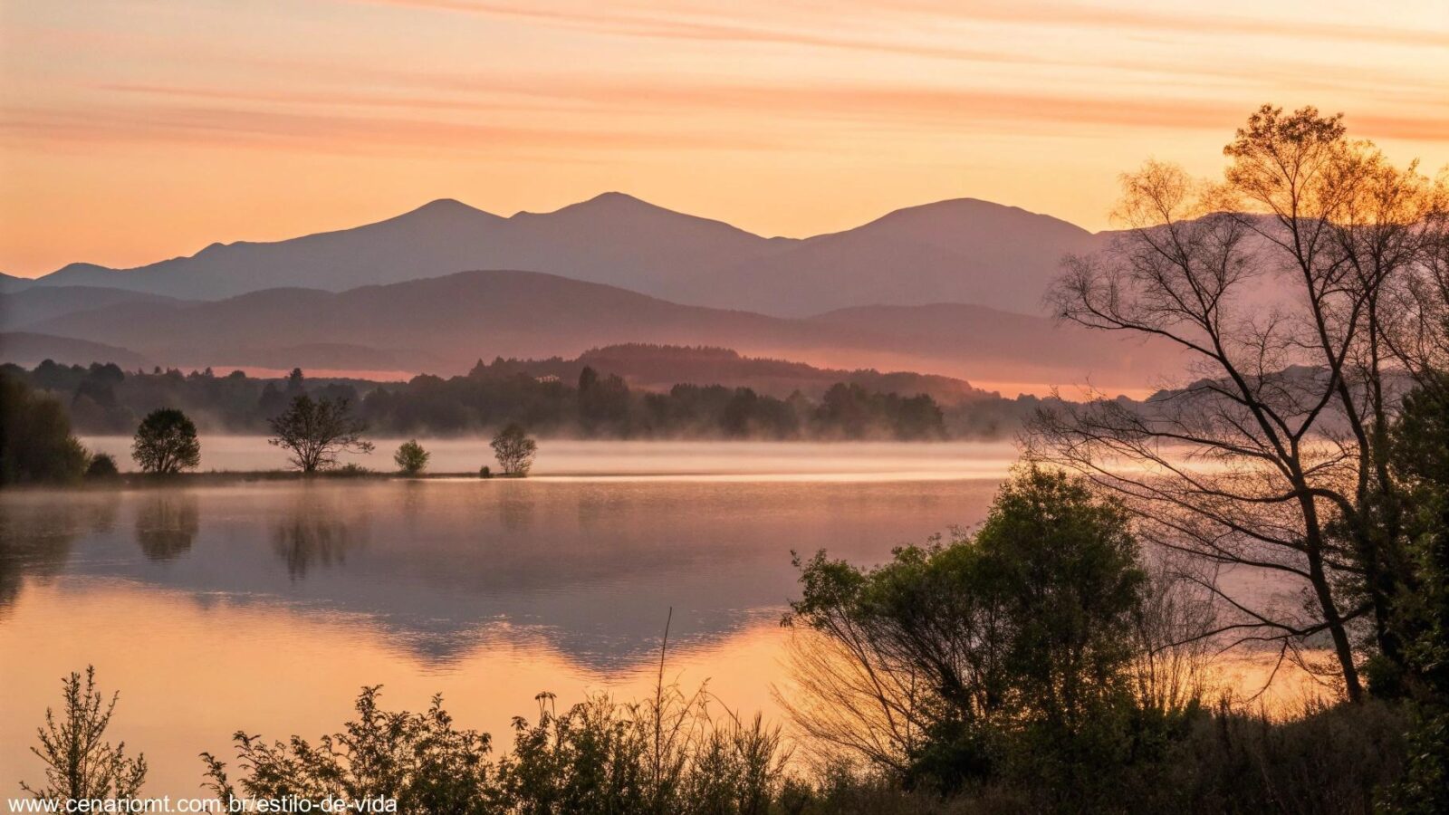 Uma imagem de um amanhecer tranquilo sobre um lago calmo, com luz suave refletindo na água e montanhas ao fundo, criando uma sensação positiva.