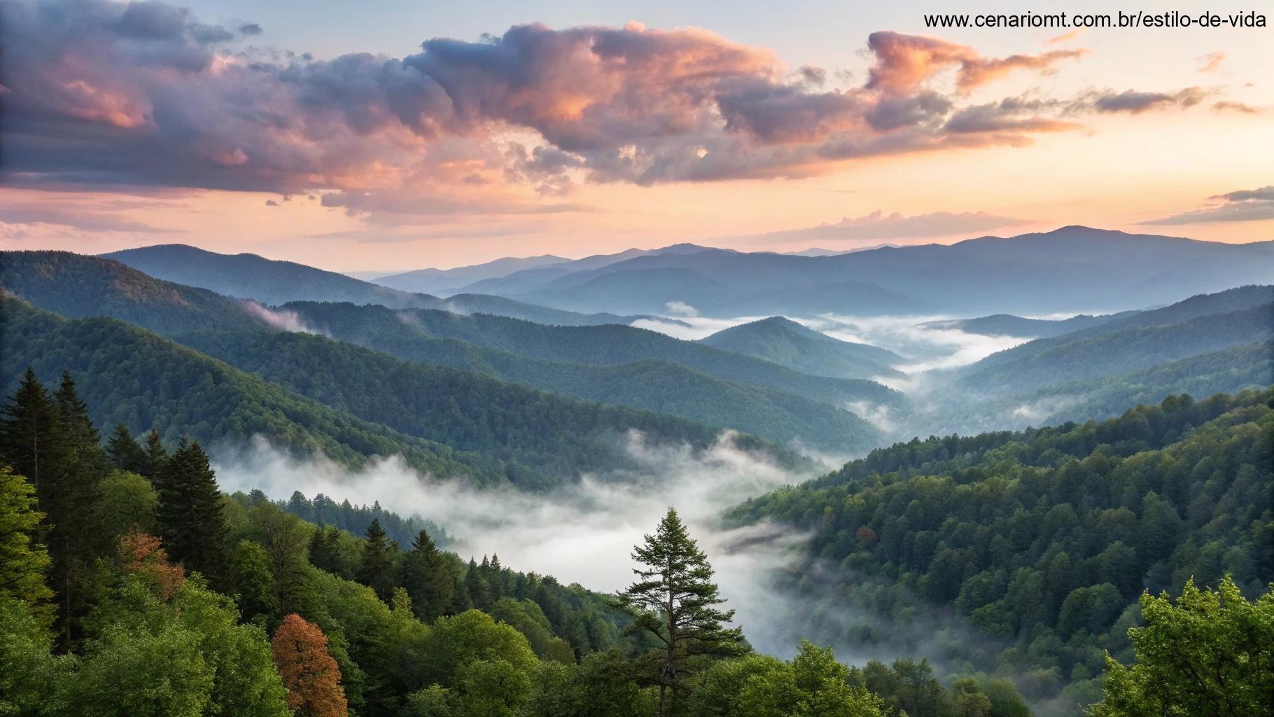 Uma linda paisagem de montanha ao amanhecer, com névoa subindo do vale e o céu pintado em cores suaves, simbolizando esperança e novos começos.