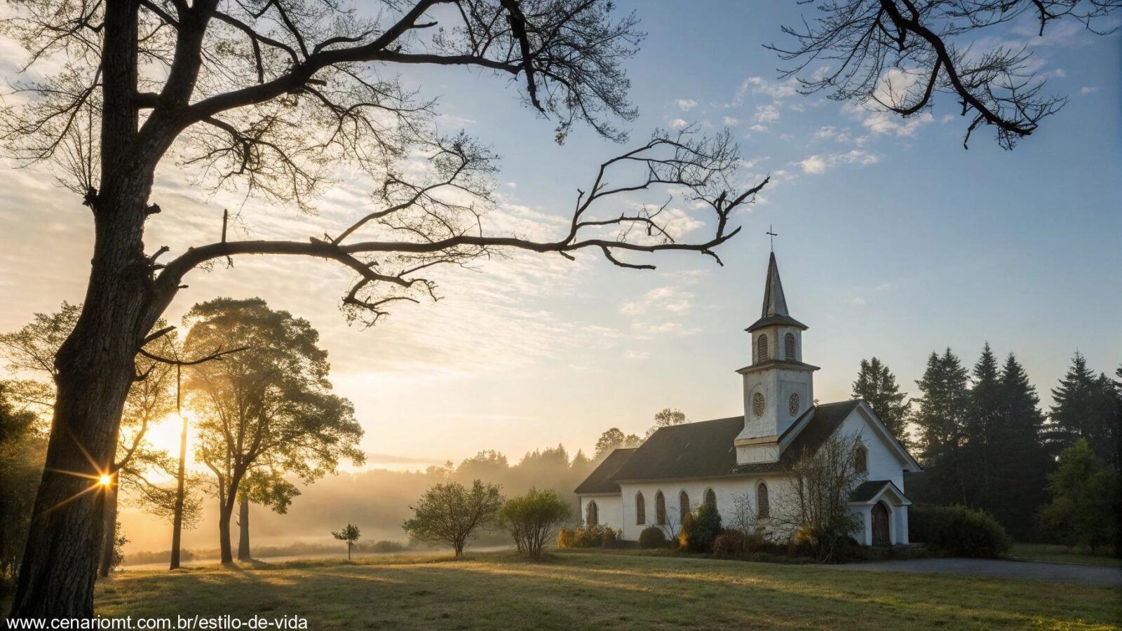 Cenário tranquilo de manhã com uma igreja e luz do sol filtrando pelas árvores.