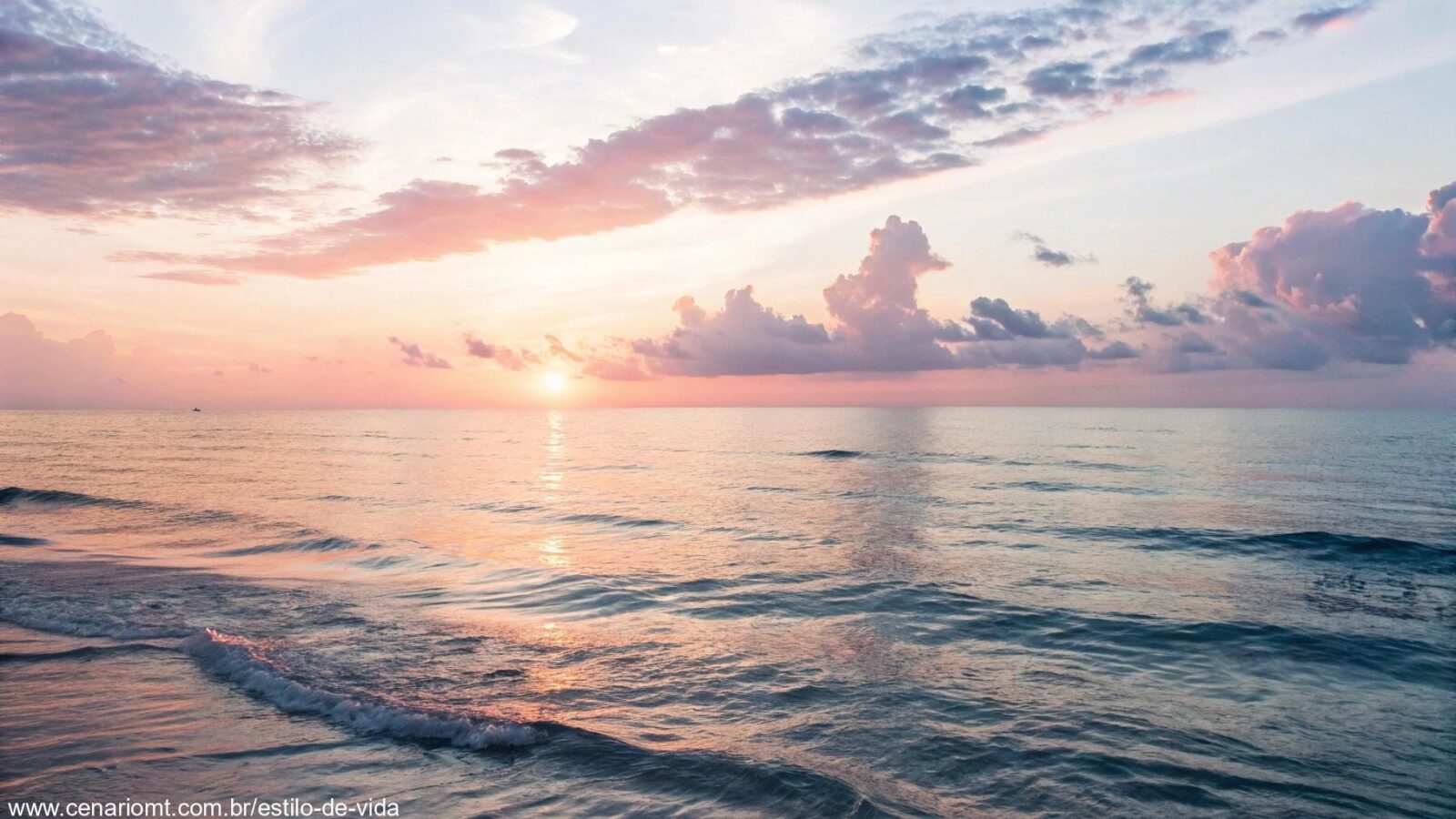 Imagem representando um amanhecer sereno sobre o mar, simbolizando fé e esperança.