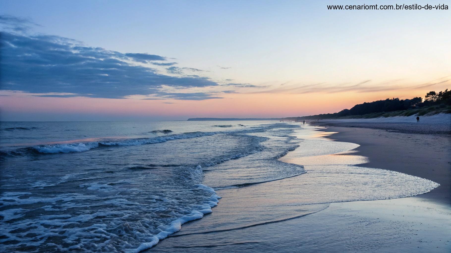 Cena calma de praia ao amanhecer, simbolizando oração.