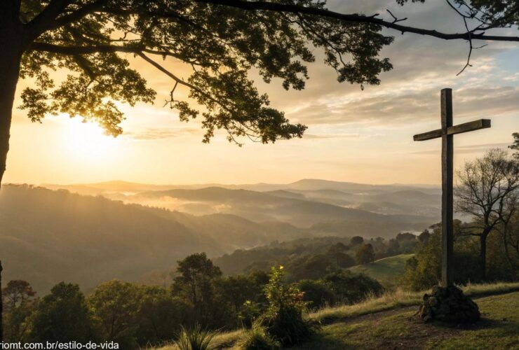 Nascer do sol sereno sobre colinas com uma cruz de madeira em silhueta no primeiro plano, luz dourada suave filtrando pelas árvores