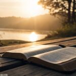 Paisagem serena ao nascer do sol simbolizando força e esperança com a palavra de Deus
