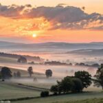 Amanhecer sereno no campo representando força e paz espiritual