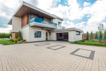Uma Linda Casa com Garagem Perto do Quintal - Fotos do Canva