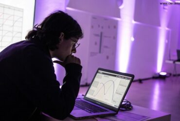 Pessoa pensativa analisando gráficos matemáticos em tons de roxo e branco.