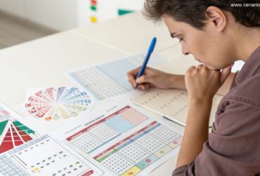Pessoa pensativa analisando gráficos matemáticos relacionados à loteria Super Sete.