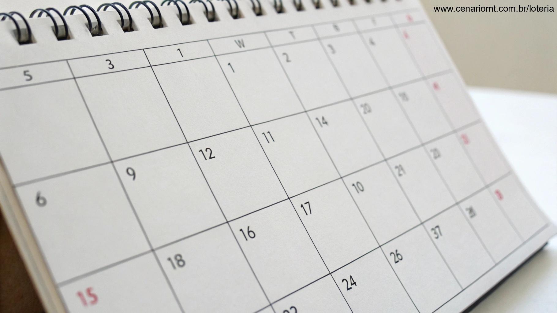 Imagem de um calendário com datas marcadas, simbolizando os dias de sorteio da Dupla Sena.