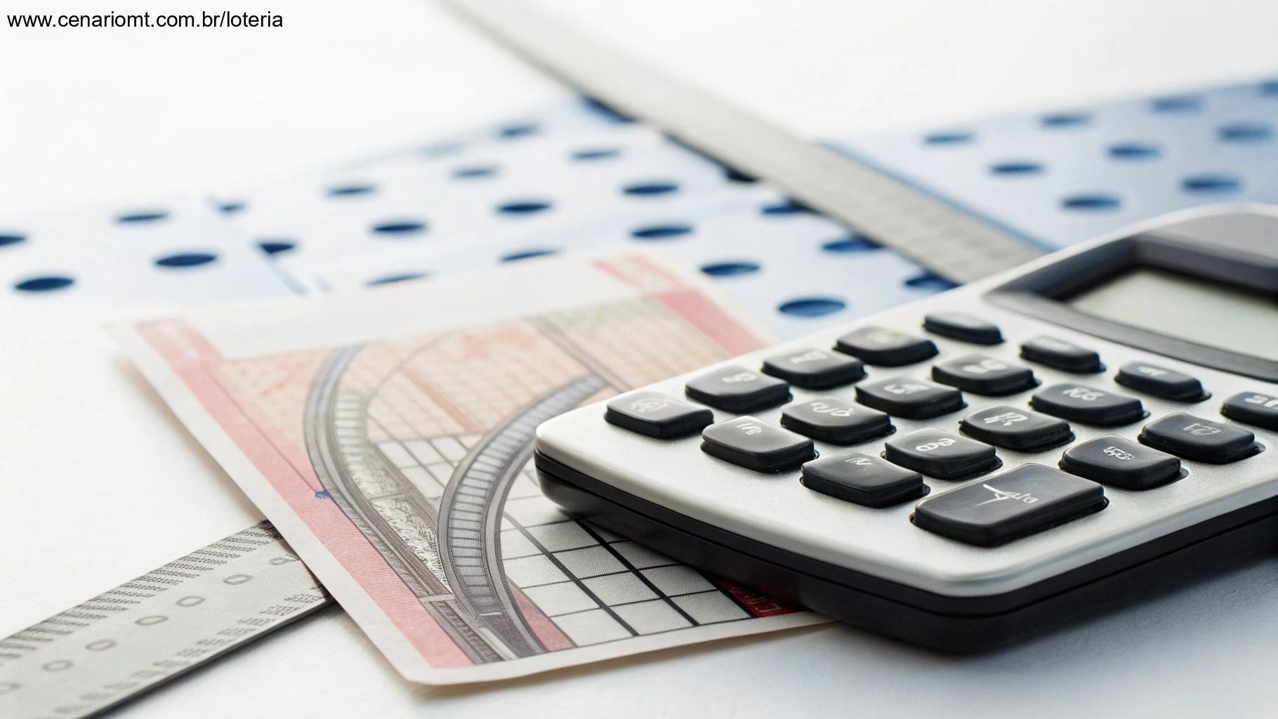 Imagem de uma calculadora com um bilhete da Dupla Sena, simbolizando o custo de jogar.
