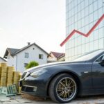 Imagem de um carro moderno com símbolos de sorte e gráficos relacionados à loteria.