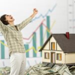 Pessoa feliz comemorando ganhos com estatísticas e casa ao fundo