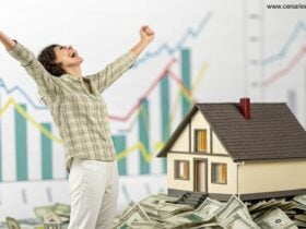 Pessoa feliz comemorando ganhos com estatísticas e casa ao fundo