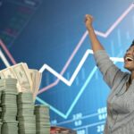 Pessoa feliz celebrando resultado da Loteria Federal concurso 5973 com gráficos e dinheiro ao fundo