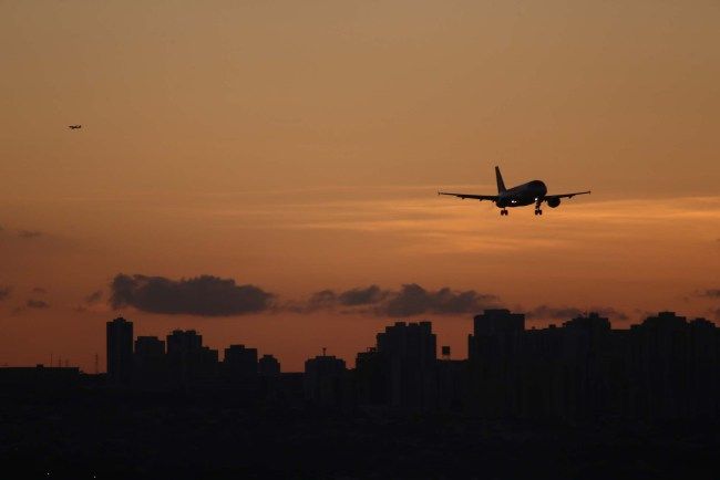 Resultado de imagem para Retomada da economia brasileira vai trazer novos voos para o Rio, diz RioGaleÃ£o