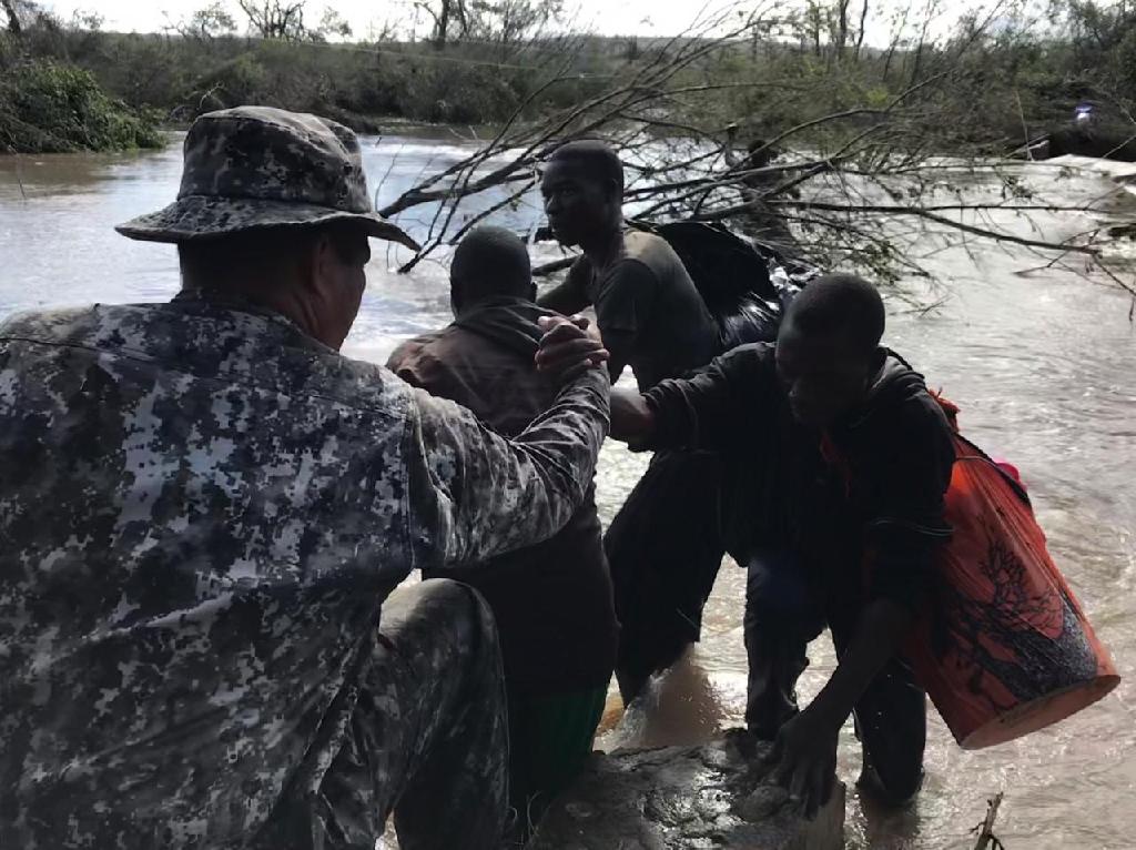 apos segundo ciclone bombeiros resgatam familias isoladas em mocambique 5cc8cc37ba0a8