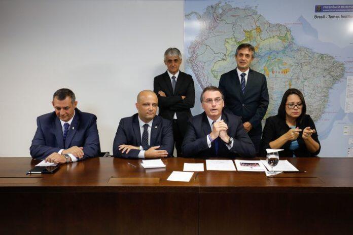 Bolsonaro anuncia decreto para caçadores e colecionadores de armas_5cb07024b29d4.jpeg