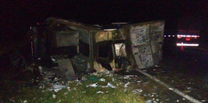 carro-forte-capota-e-e-explodido-em-assaltoem-rodovia