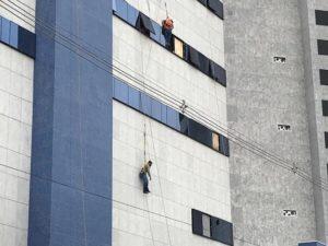 Cabo de elevador se rompe e trabalhadores ficam pendurados em prédio em construção em MT 2 elevador