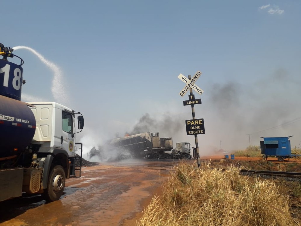 Caminhão-tanque se choca com trem e provoca explosão em Mato Grosso 82 whatsapp image 2019 09 14 at 11.06.24
