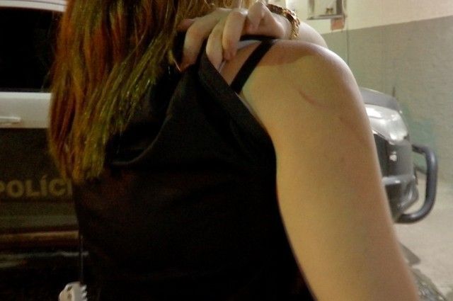 Mulher é agredida com cabo de vassoura pelo namorado em Cuiabá